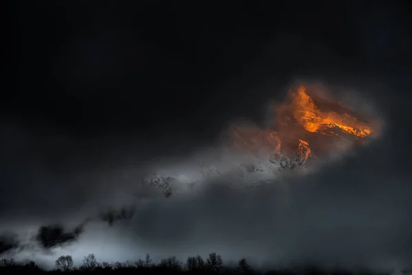 Ogień wschód słońca w górach — Zdjęcie stockowe