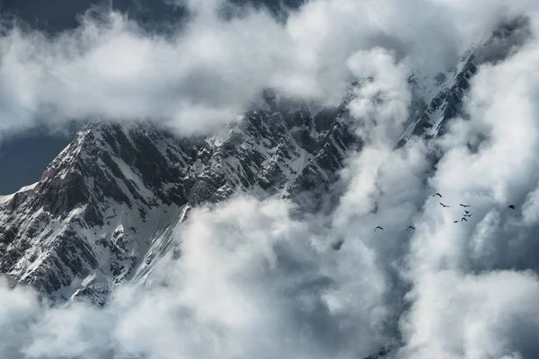 Amanhecer nas montanhas, quando um monte de nuvens, geleiras — Fotografia de Stock