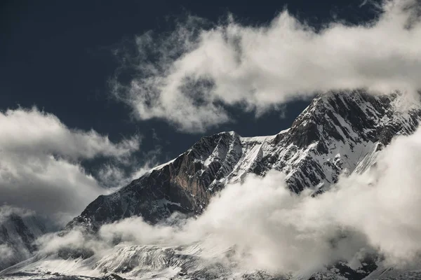 L'alba in montagna, quando molte nuvole, ghiacciai — Foto Stock