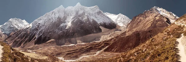 Montagna di Manaslu ricoperta di neve bianca — Foto Stock