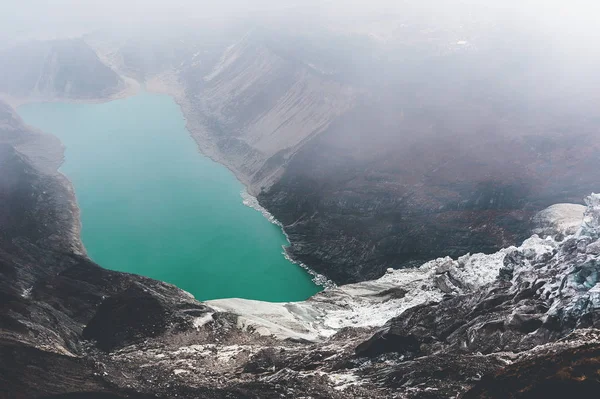 Lago di montagna in Nepal — Foto Stock