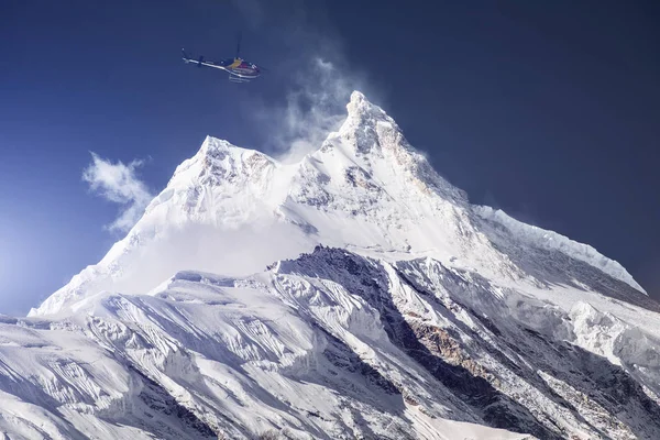 Rescue helikopter over besneeuwde bergtop — Stockfoto