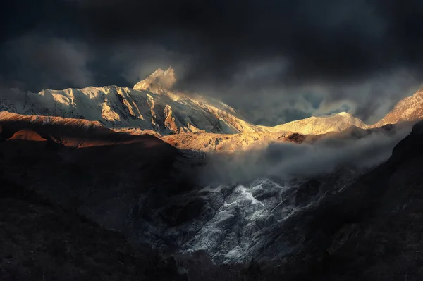 Огненный рассвет в горах — стоковое фото