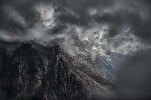 Hochgebirge in Wolken — Stockfoto