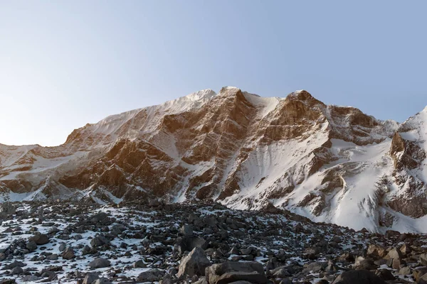 Λευκό χιόνι βουνά αιχμής — Φωτογραφία Αρχείου