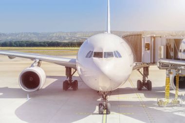 Bir Havaalanı hub yatılı için uçak hazır. Uçak push-Havaalanı hub arkada için hazır.