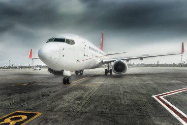 Bir Havaalanı hub yatılı için uçak hazır. Uçak push-Havaalanı hub arkada için hazır.