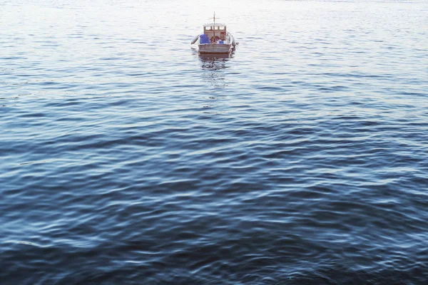 Segelboot auf blauem Meer, konzeptionelles Bild. — Stockfoto