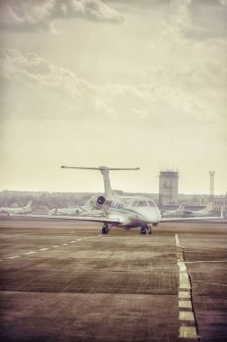 Havaalanında otopark özel jet uçağı. Özel uçak, turuncu günbatımı.