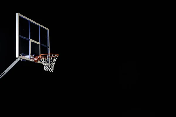 Červená basketbalový koš izolované na černém pozadí. Basketbalový kroužek. S kopií prostor. — Stock fotografie