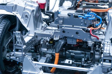 Motor ve güç bağlantıları closeup ile elektrikli otomobil şasi. Tonda mavi.