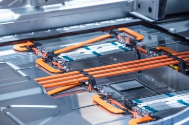 Elektrikli otomobil lityum pil paketi ve güç bağlantıları. Tonda mavi.