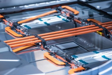 Elektrikli otomobil lityum pil paketi ve güç bağlantıları. Tonda mavi.