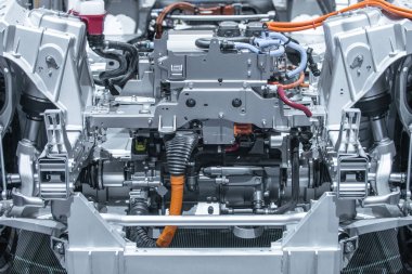 Motor ve güç bağlantıları closeup ile elektrikli otomobil şasi. Tonda mavi.