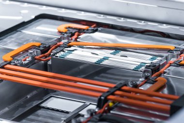 Elektrikli otomobil lityum pil paketi ve güç bağlantıları. Tonda mavi.