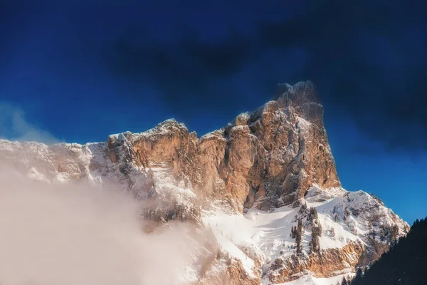 La cima de las montañas altas, cubierta de nieve. Montañas de invierno en un día soleado brillante. Alpes paisaje de montaña con cielo nublado . —  Fotos de Stock