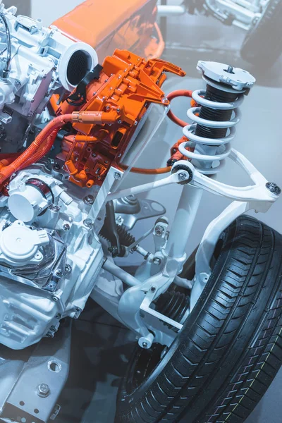 Chassis van de elektrische, hybride auto met aandrijflijn. Auto-onderhoud. Blauw toned. — Stockfoto