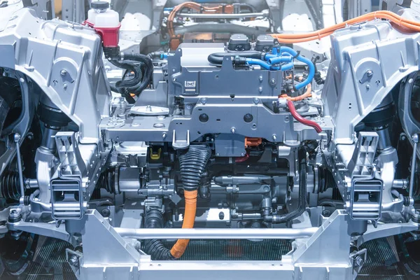 Motor ve güç bağlantıları closeup ile elektrikli otomobil şasi. Tonda mavi.