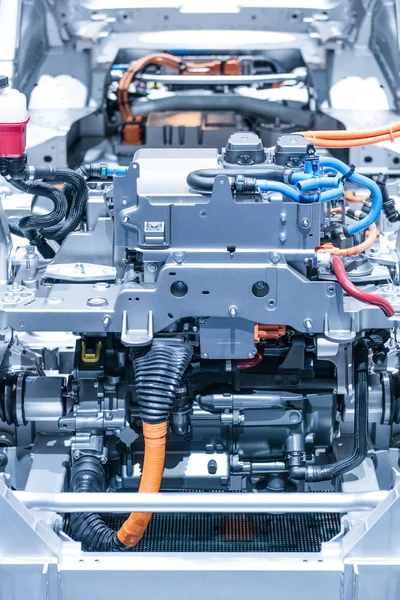 Chassis van de elektrische auto met aandrijflijn en macht verbindingen close-up. Blauw toned. — Stockfoto