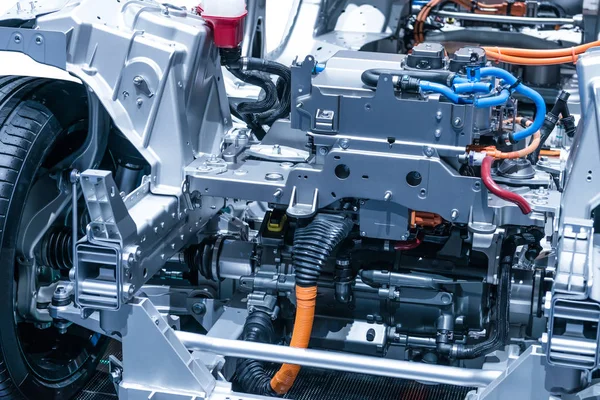 Motor ve güç bağlantıları closeup ile elektrikli otomobil şasi. Tonda mavi.