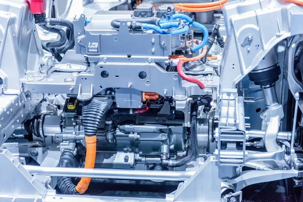 Chassis van de elektrische auto met aandrijflijn en macht verbindingen close-up. Blauw toned. — Stockfoto