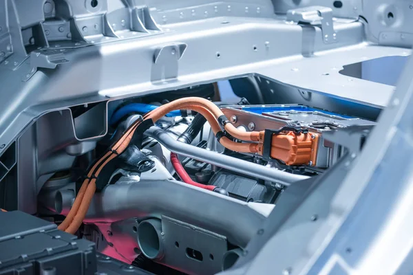 Chassis van de elektrische auto met aandrijflijn en macht verbindingen close-up. Blauw toned. — Stockfoto