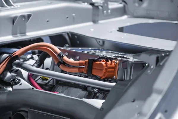 Chassis van de elektrische auto met aandrijflijn en macht verbindingen close-up. Blauw toned. — Stockfoto