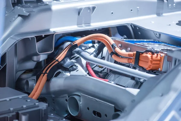 Chassis van de elektrische auto met aandrijflijn en macht verbindingen close-up. Blauw toned. — Stockfoto