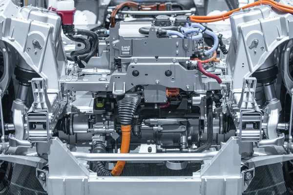 Motor ve güç bağlantıları closeup ile elektrikli otomobil şasi. Tonda mavi.