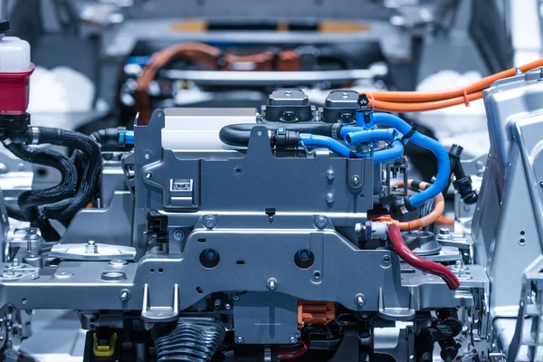 Chasis del coche eléctrico con tren motriz y conexiones de potencia de primer plano. Azul tonificado . —  Fotos de Stock