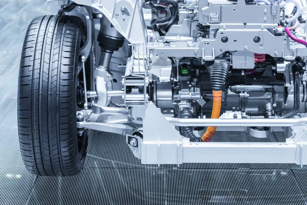 Motor ile elektrik hibrid otomobilin şasi. Araç bakım. Tonda mavi.