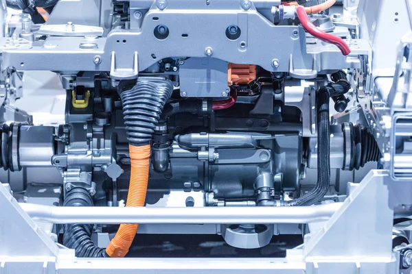 Chassis van de elektrische auto met aandrijflijn en macht verbindingen close-up. Blauw toned. — Stockfoto