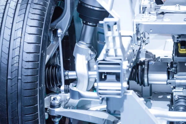 Chassis van de elektrische, hybride auto met aandrijflijn. Auto-onderhoud. Blauw toned. — Stockfoto