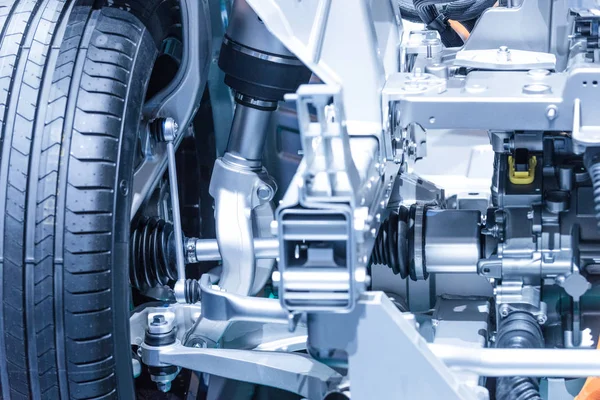 Chassis van de elektrische, hybride auto met aandrijflijn. Auto-onderhoud. Blauw toned. — Stockfoto