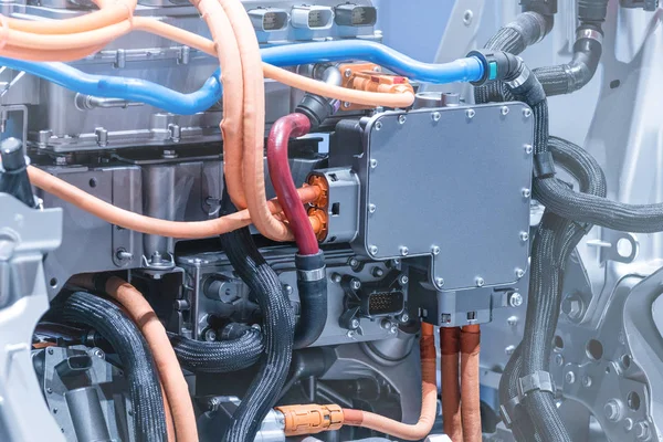 Chassis do carro elétrico com powertrain e conexões de energia closeup. Azul tonificado . — Fotografia de Stock