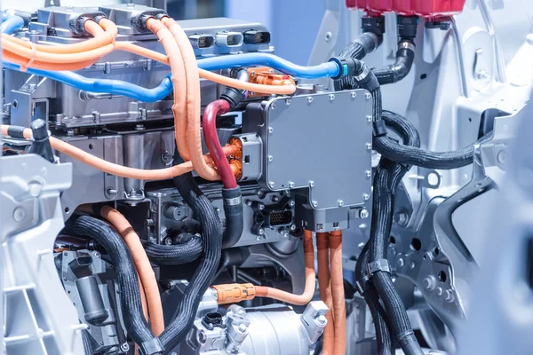 Chassis do carro elétrico com powertrain e conexões de energia closeup. Azul tonificado . — Fotografia de Stock