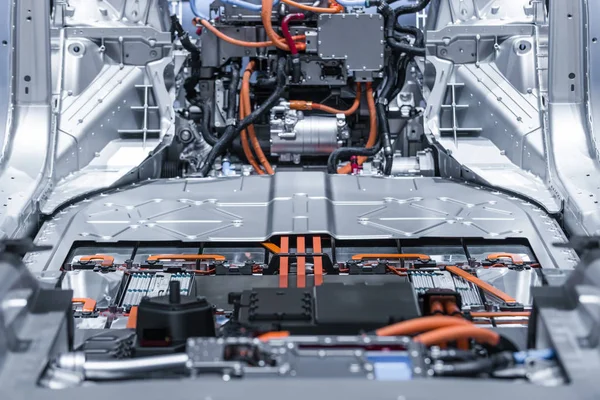 Batería de litio del coche eléctrico y conexiones de alimentación. Azul tonificado . — Foto de Stock