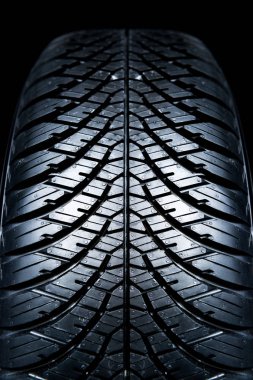 Temiz lastik. Siyah yeni parlak araba lastiği arka plan.