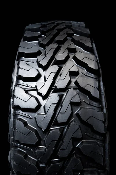 Moderner Geländewagenreifen. Saubere Reifen. schwarzer neuer glänzender Autoreifen Hintergrund. — Stockfoto