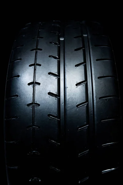 Pneu moderne de course lisse. Pneumatique propre. Noir nouveau fond de pneu de voiture brillant . — Photo