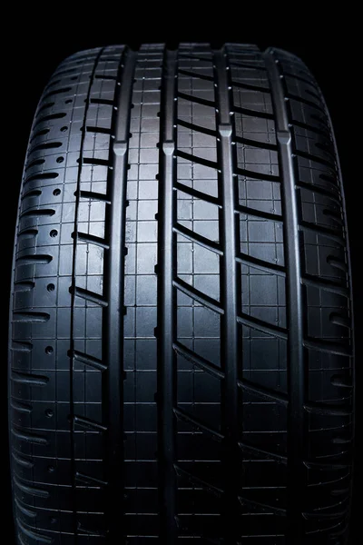 Pneu sport moderne. Pneumatique propre. Noir nouveau fond de pneu de voiture brillant . — Photo
