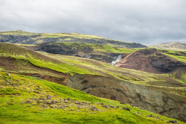 Wunderbare isländische Naturlandschaft. Blick von oben. Hohe Berge, Gebirgsfluss und grüne Wiesen. Grüne Wiesen. Island. — Stockfoto