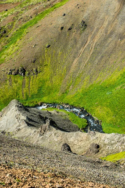 Merveilleux paysage de nature icélandique. Vue d'en haut. Hautes montagnes, rivière de montagne et prairies vertes. Prés verts. Islande. — Photo