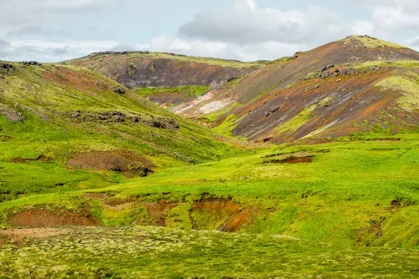 素晴らしいアイスランドの自然景観。上からの眺め。高い山、山、川や緑の草原。緑の牧草地。アイスランド. — ストック写真