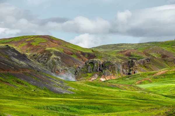Merveilleux paysage de nature icélandique. Vue d'en haut. Hautes montagnes, rivière de montagne et prairies vertes. Prés verts. Islande. — Photo