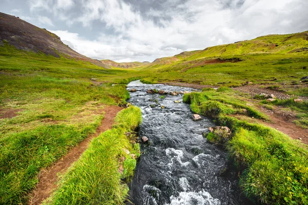 멋진 북극의 자연 풍경이죠. 맨 위에서 보자. 높은 산, 산, 푸른 초원. 푸른 초원. 아이슬란드. — 스톡 사진