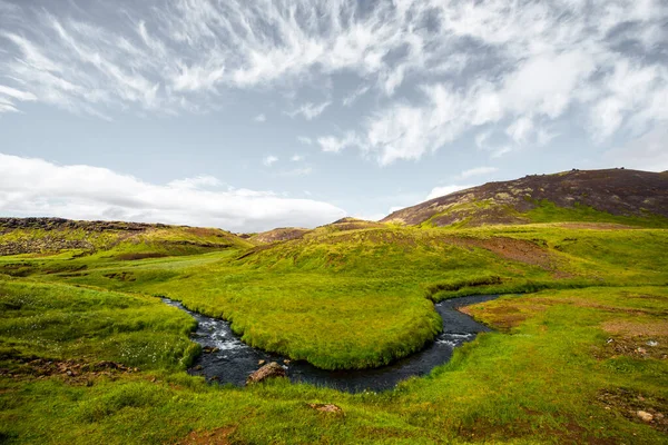 멋진 북극의 자연 풍경이죠. 맨 위에서 보자. 높은 산, 산, 푸른 초원. 푸른 초원. 아이슬란드. — 스톡 사진