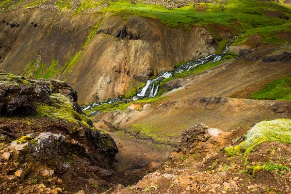 Wunderbare isländische Naturlandschaft. Blick von oben. Hohe Berge, Gebirgsfluss und grüne Wiesen. Grüne Wiesen. Island. — Stockfoto