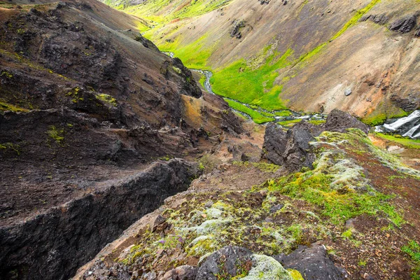 Csodálatos jégtakaró természet táj. Kilátás fentről. Magas hegyek, hegyi folyók és zöld füves területek. Zöld rétek. Izland. — Stock Fotó