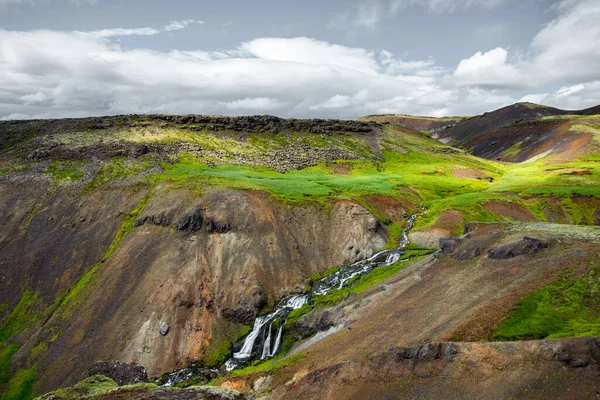 Muhteşem İzlanda doğa manzarası. Yukarıdan bak. Yüksek dağlar, dağ nehri ve yeşil çayırlar. Yeşil çayırlar. İzlanda. — Stok fotoğraf